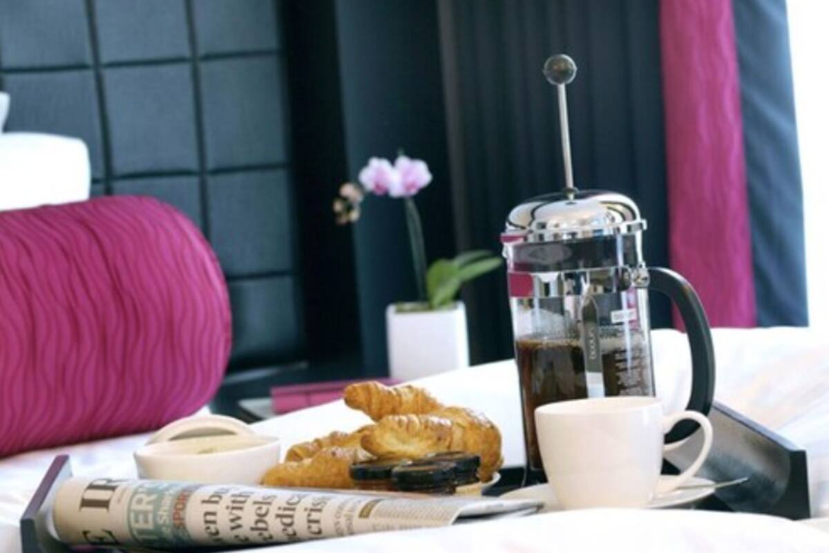 Peralatan tempat tidur premium, peti besi dalam bilik, meja