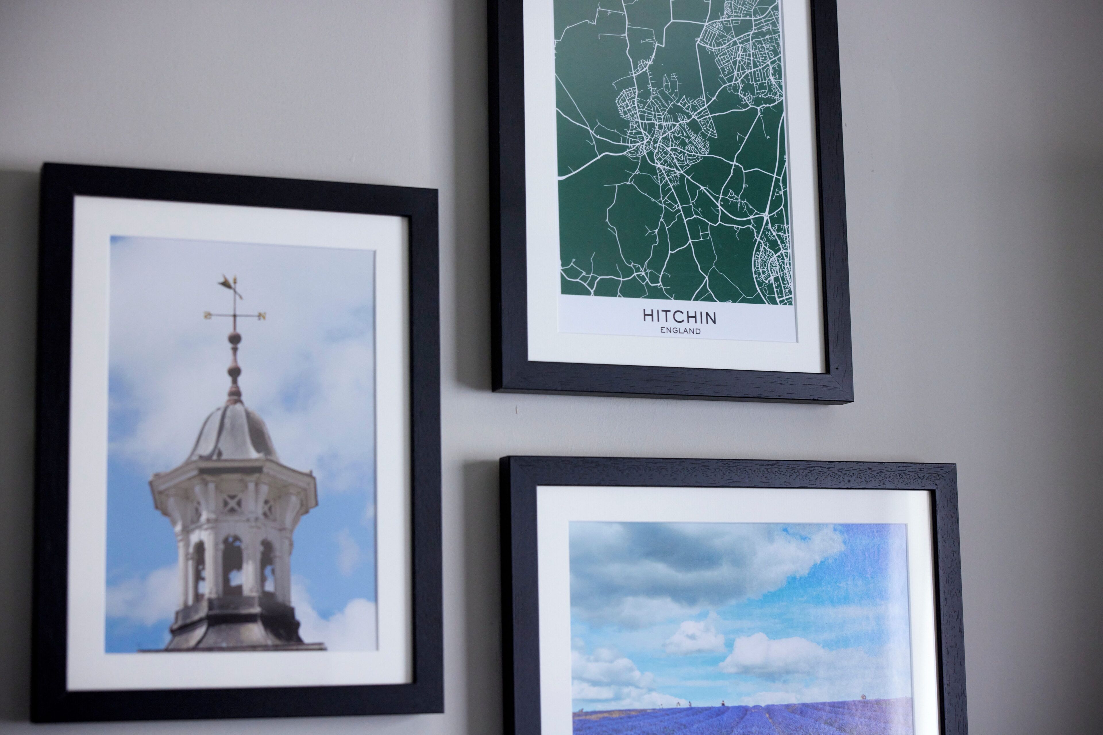 Tres cuadros: un veleta, un mapa de Hitchin, Inglaterra, y un paisaje con cielo azul.
