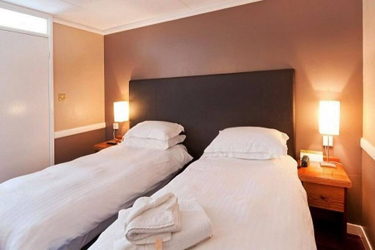 Standaard Twin kamer, 2 eenpersoonsbedden | 1 slaapkamer, een bureau, een strijkplank/strijkijzer, gratis babybedden