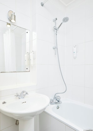 Kamar Twin Standar, 2 Tempat Tidur Twin | Kamar mandi | Pengering rambut dan handuk