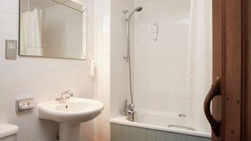 Une salle de bain équipée d’un lavabo, d’un miroir, d’une douche et d’une baignoire.
