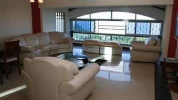 2 bars/lounges, rooftop bar