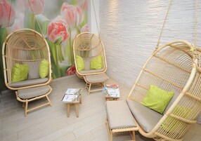 Salas de tratamiento para parejas, un sauna, una bañera de hidromasaje