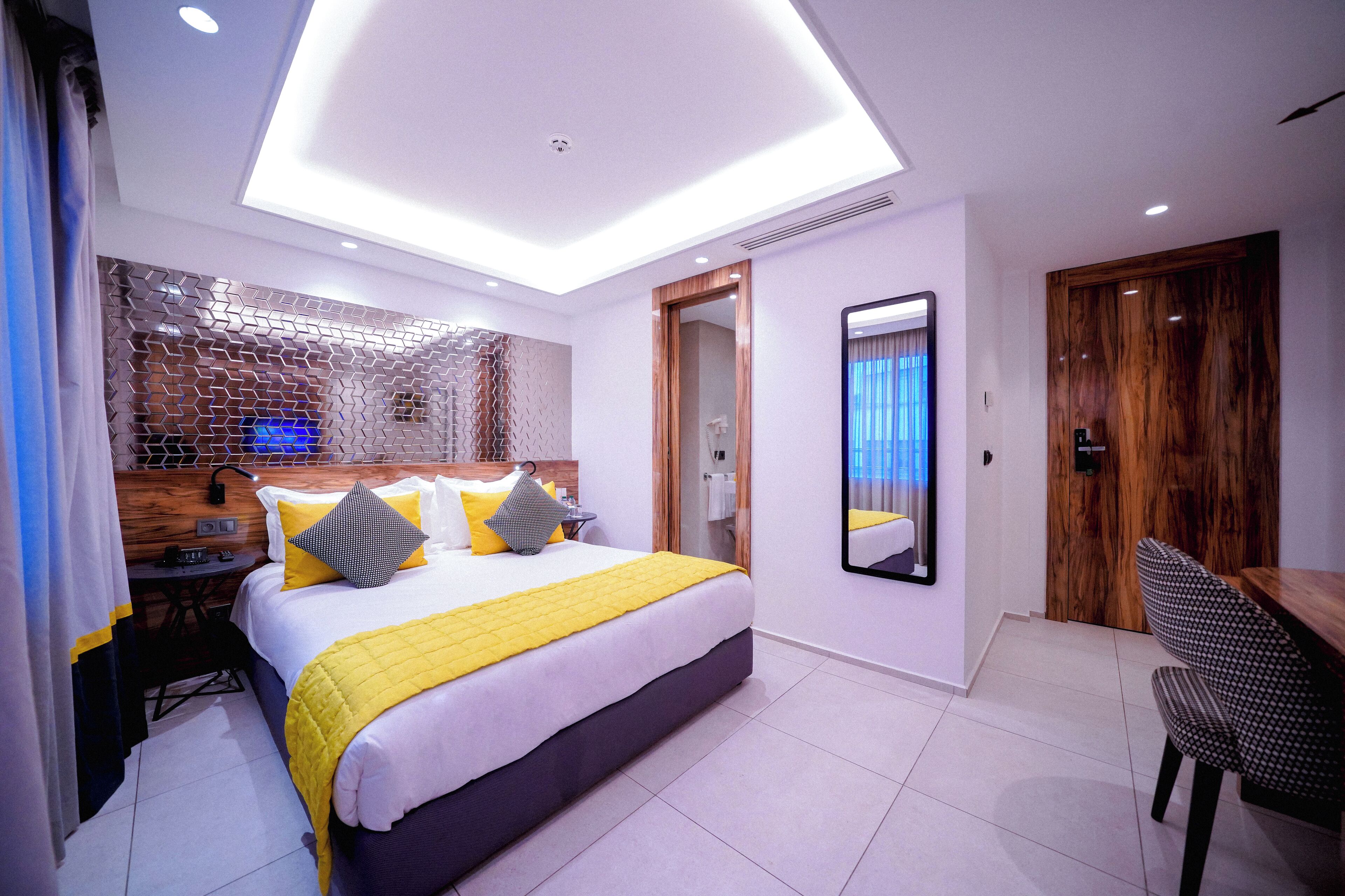 Ropa de cama de alta calidad, edredón, camas Select Comfort y minibar 