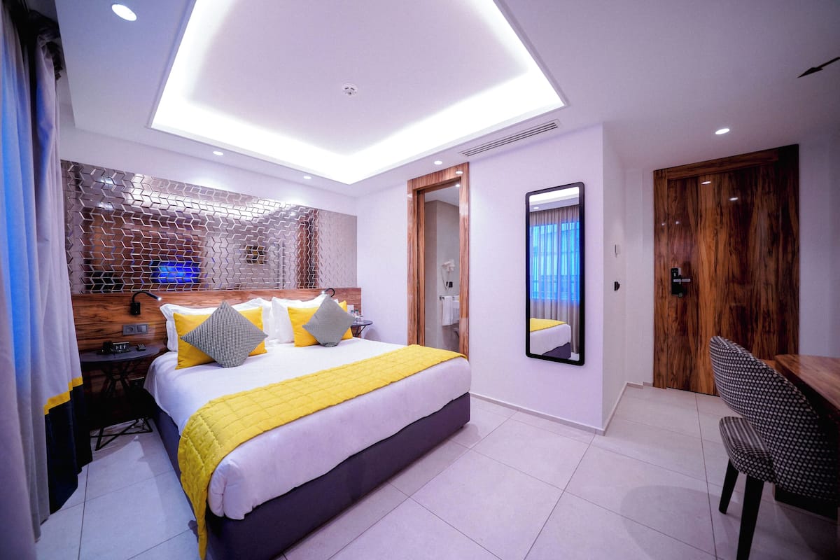 Ropa de cama de alta calidad, edredón, camas Select Comfort y minibar