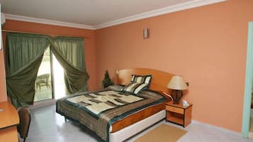 Habitación estándar | Ropa de cama de alta calidad y cortinas blackout