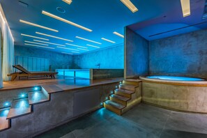 Salas de tratamiento para parejas, sauna y tina de hidromasaje 