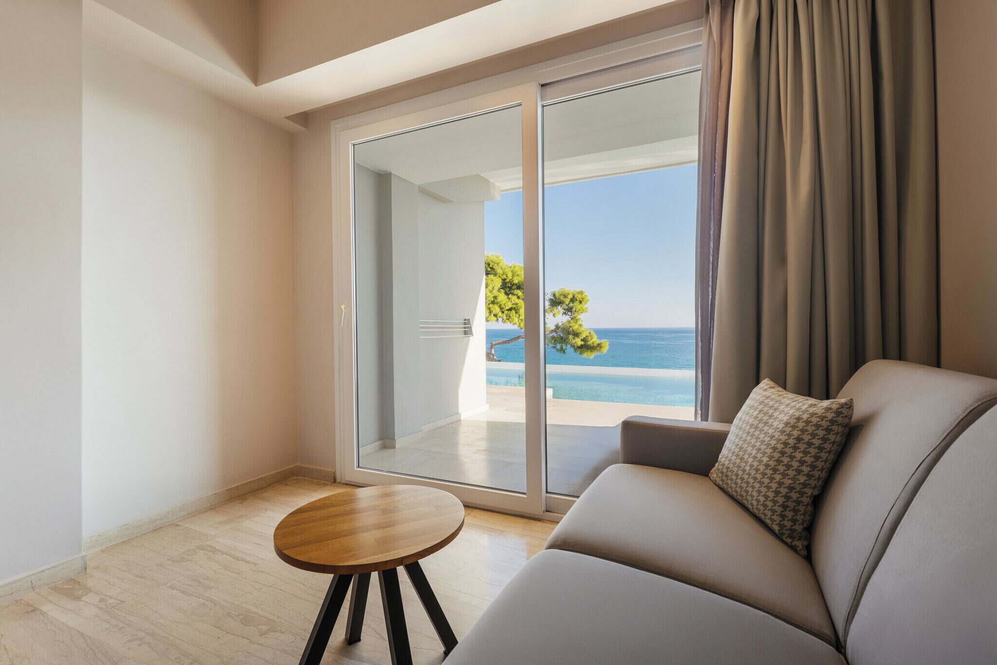 Superior Swim Up Room with Sea View | Premium bedding, in-room safe, desk, blackout curtains