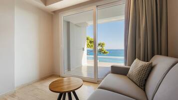 Superior Swim Up Room with Sea View | Premium bedding, in-room safe, desk, blackout curtains