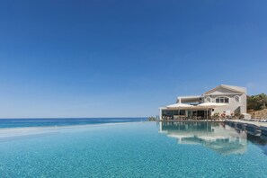 Indoor pool, outdoor pool, pool umbrellas, pool loungers - Alexandra Beach Resort & Spa (Zakynthos)