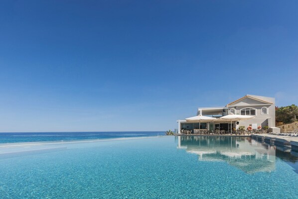 Indoor pool, outdoor pool, pool umbrellas, sun loungers - Alexandra Beach Resort & Spa (Zakynthos)