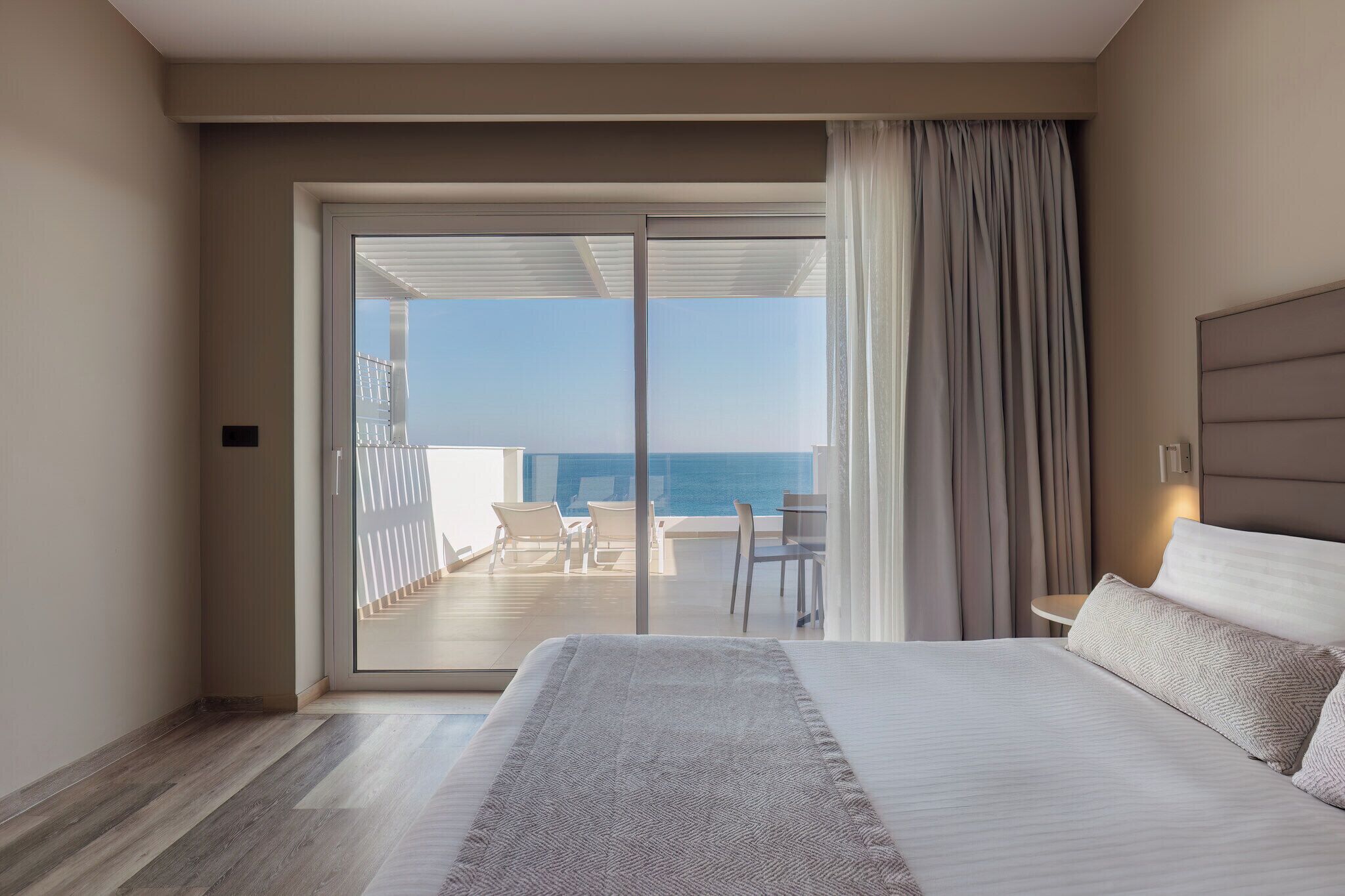 Suite Junior (D1) | Literie de qualité supérieure, coffres-forts dans les chambres, bureau