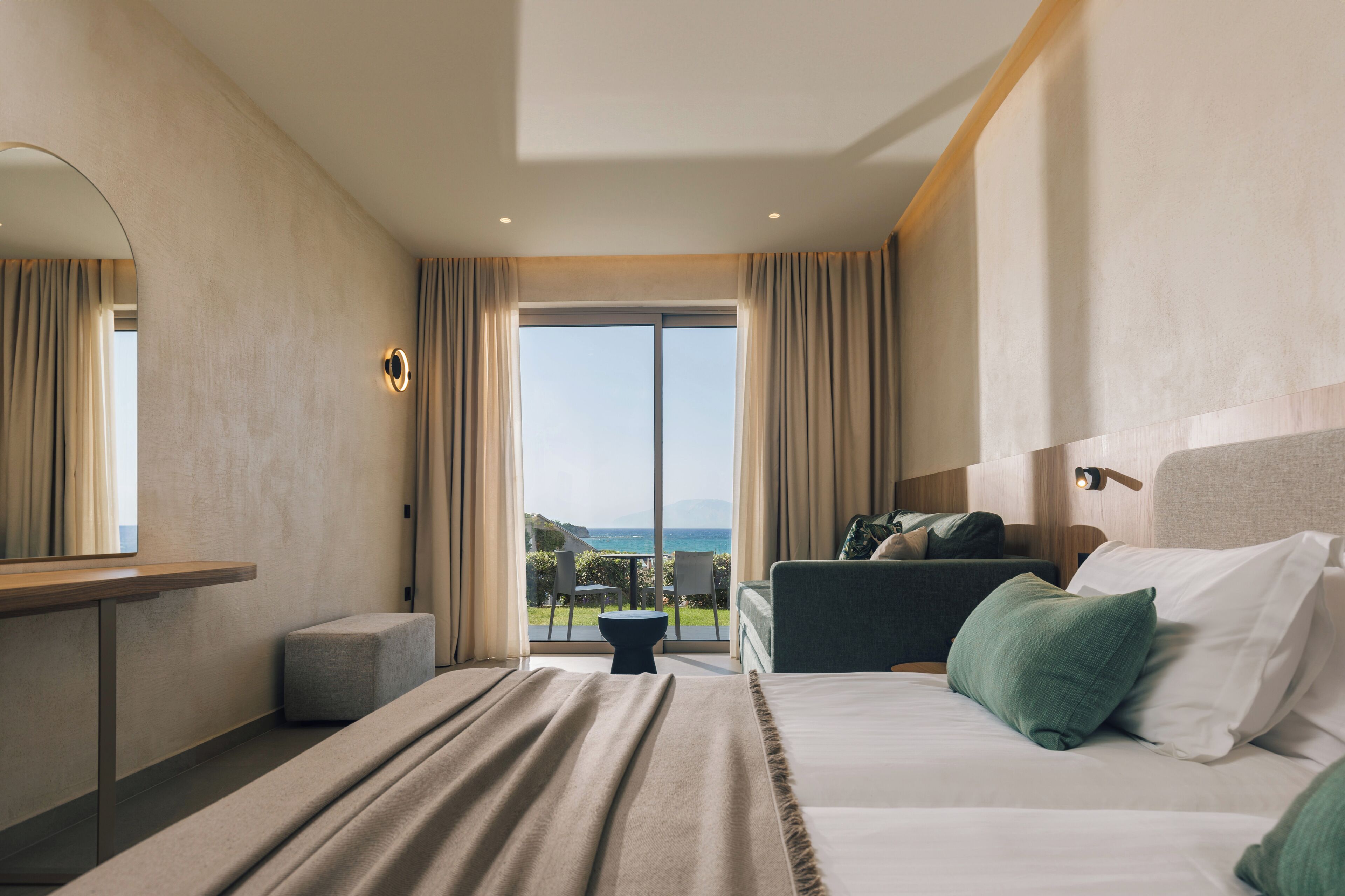 Chambre Familiale (C1) | Literie de qualité supérieure, coffres-forts dans les chambres, bureau