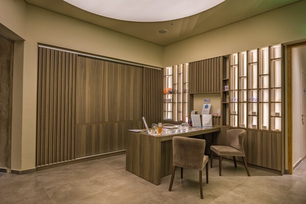 Salas de tratamiento para parejas, sauna y tina de hidromasaje 