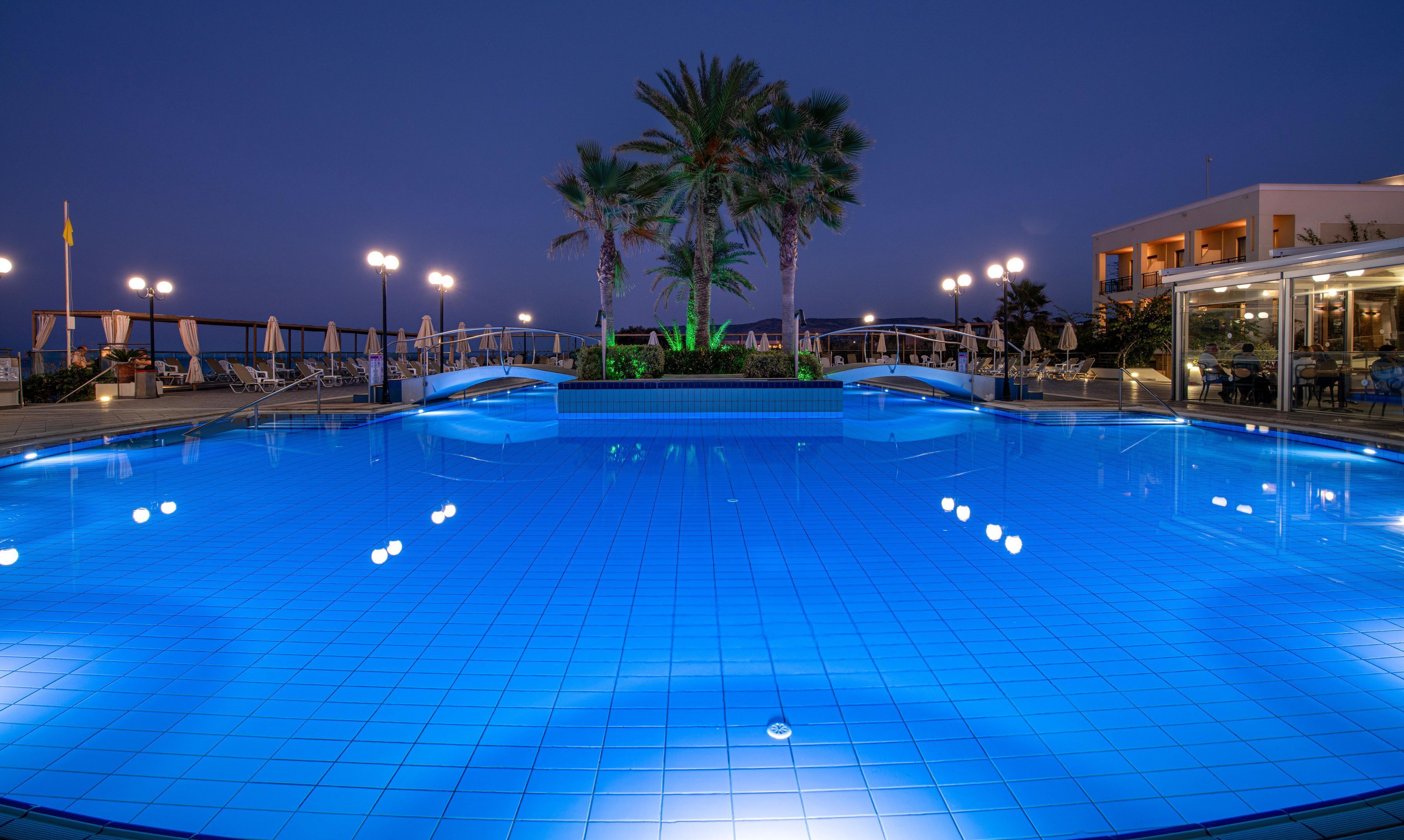 Seasonal outdoor pool, pool umbrellas, sun loungers