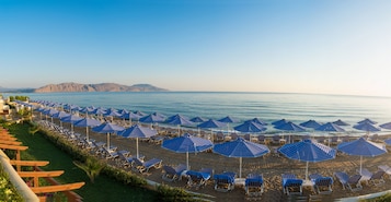 Sur la plage, chaise longue, parasol, serviettes de plage