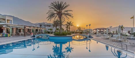 Seasonal outdoor pool, pool umbrellas, sun loungers