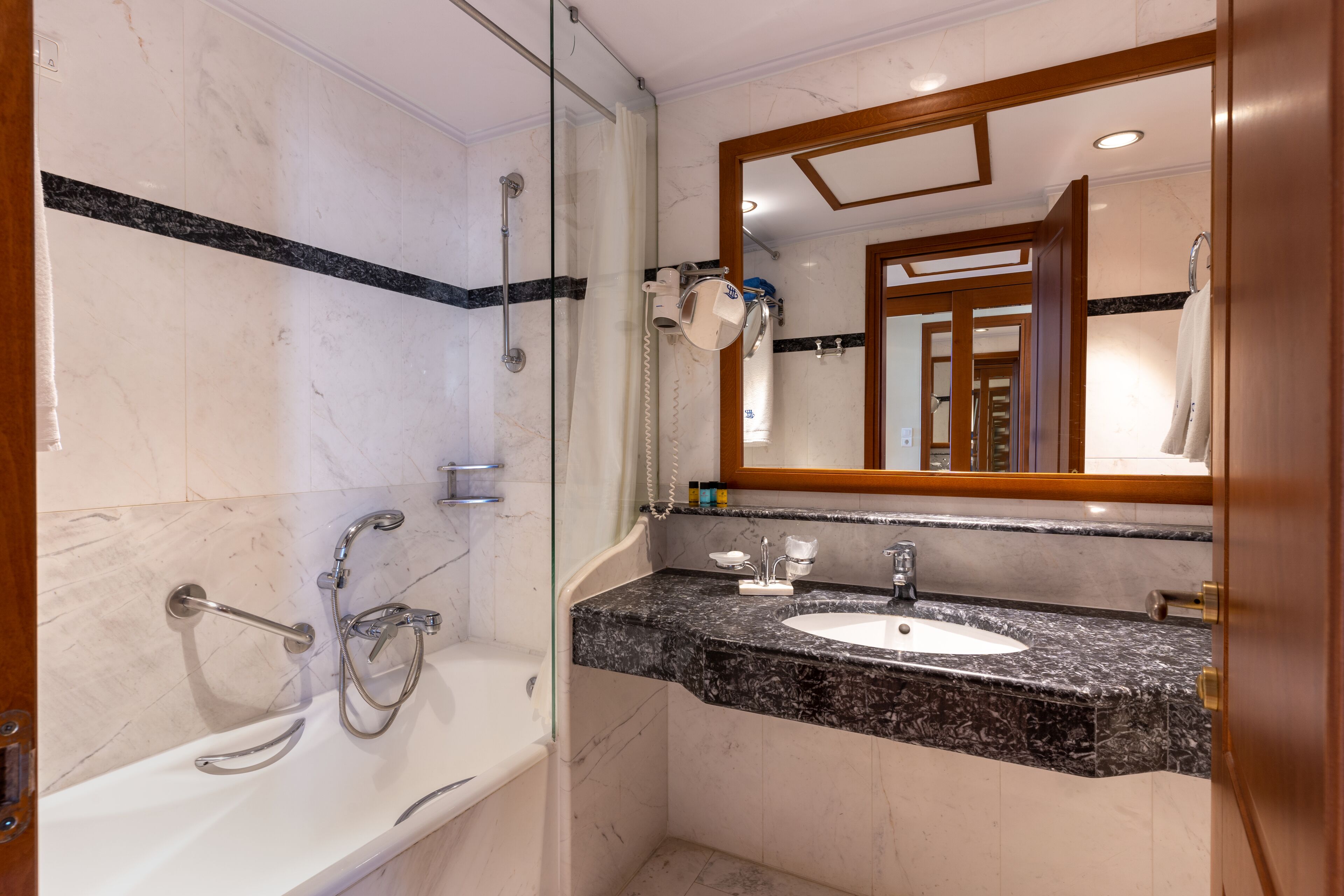 superior double room, front sea view | bathroom | bathtub, free toiletries, hair dryer, towels