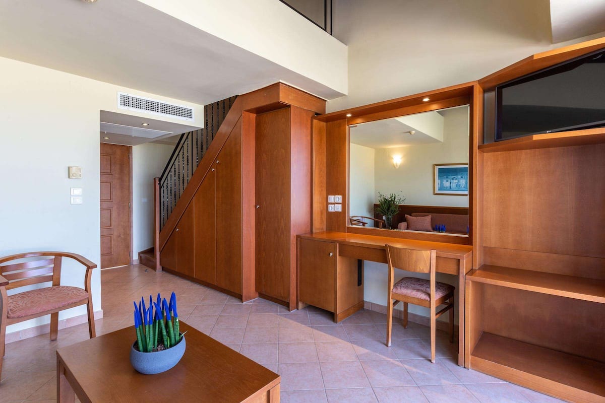 1 bedroom, blackout curtains, soundproofing, iron/ironing board