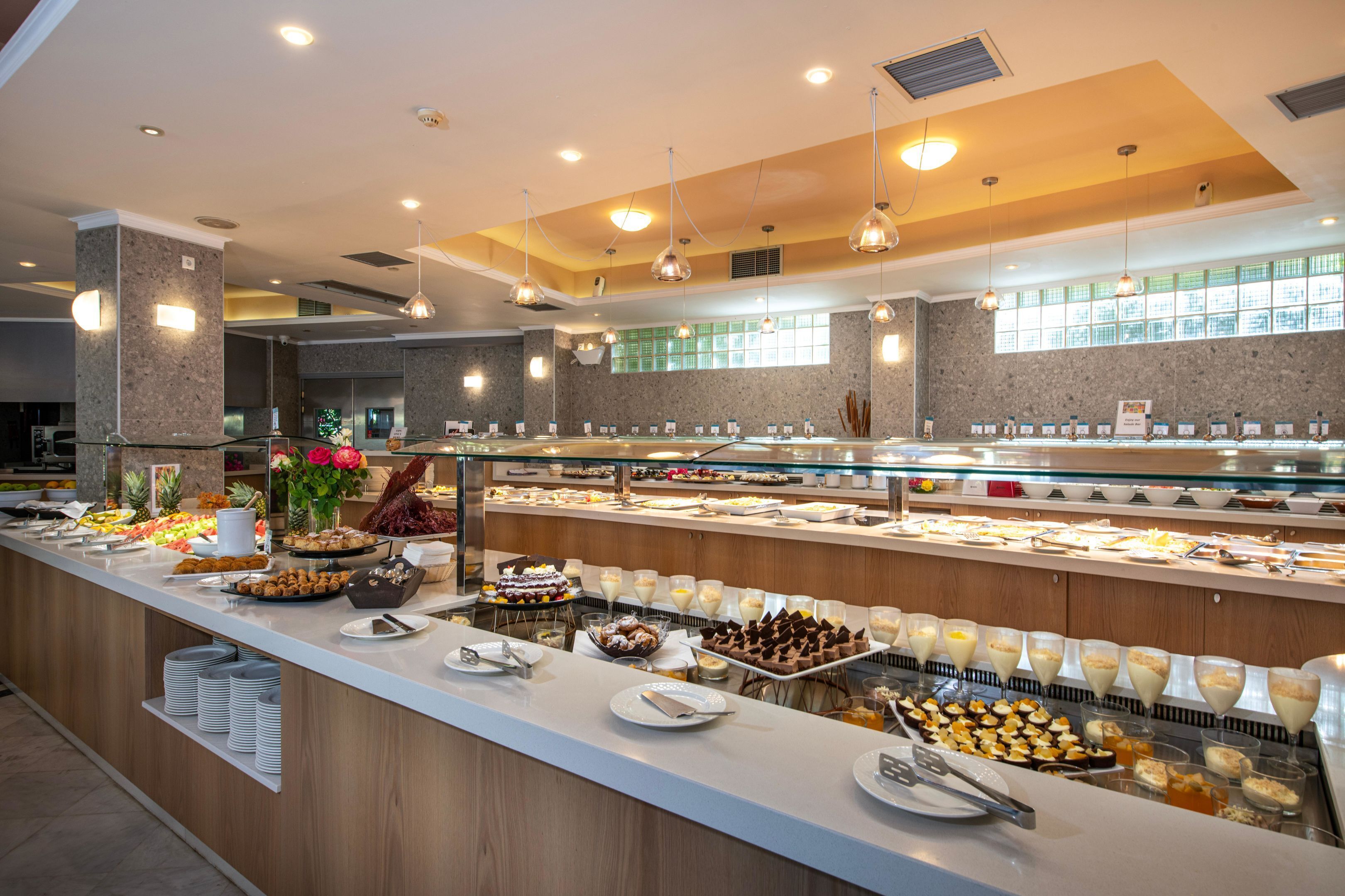 Ein Buffet mit verschiedenen Speisen und einer Glasvitrine.