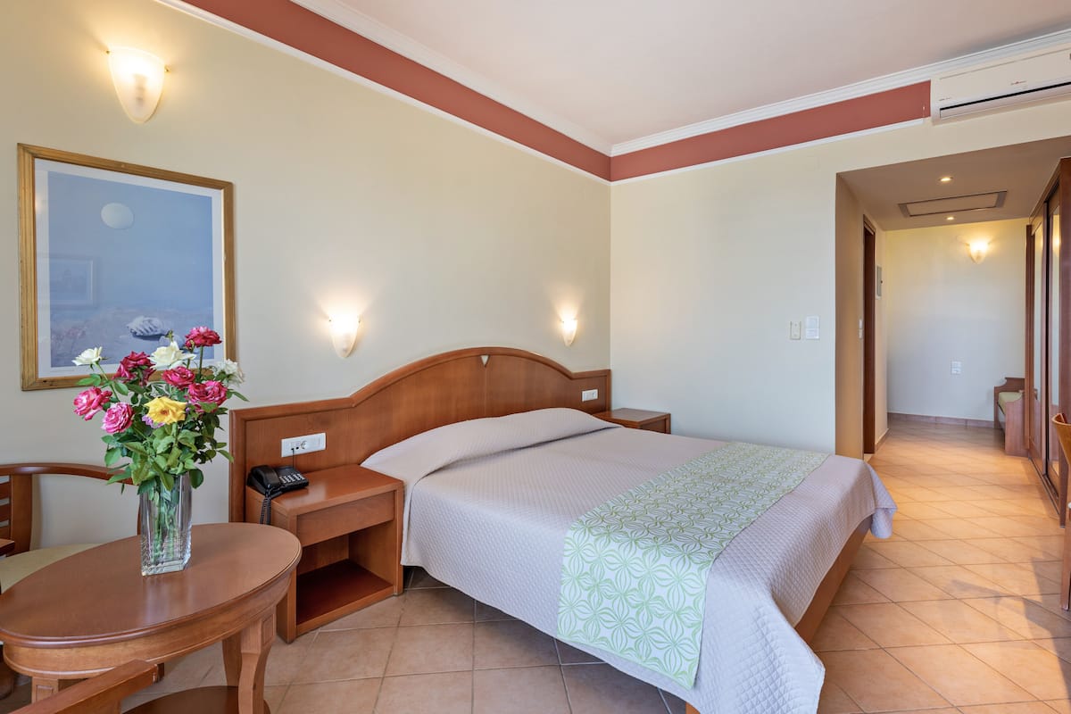 Superior Double Room, Front Sea View | 1 phòng ngủ, màn/rèm cản sáng, phòng cách âm