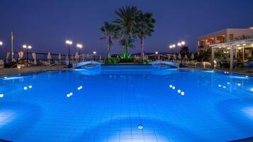 Seasonal outdoor pool, pool umbrellas, sun loungers