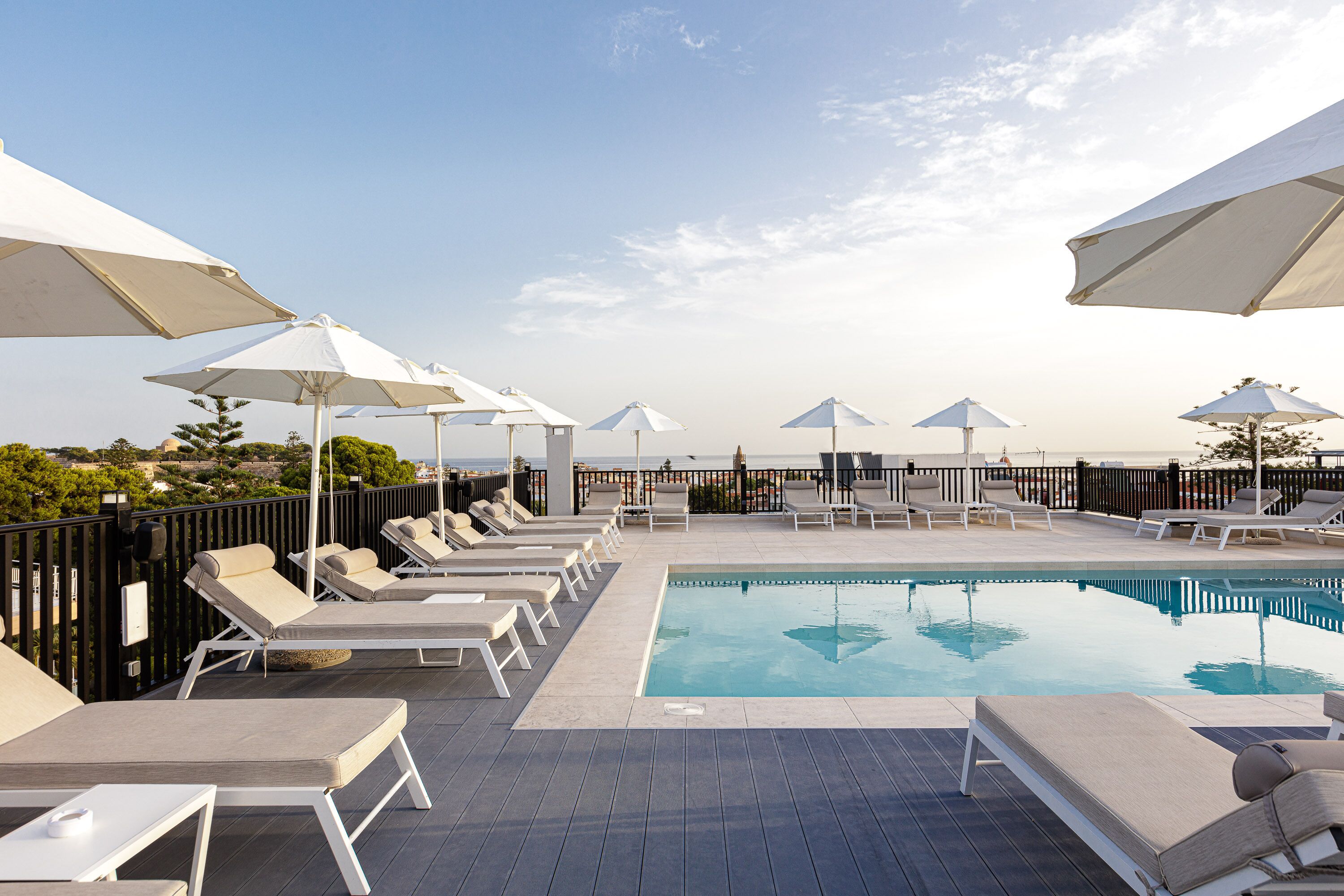 Piscina all'aperto, ombrelloni da piscina, lettini