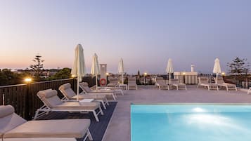 Piscine extérieure, parasols de plage, chaises longues