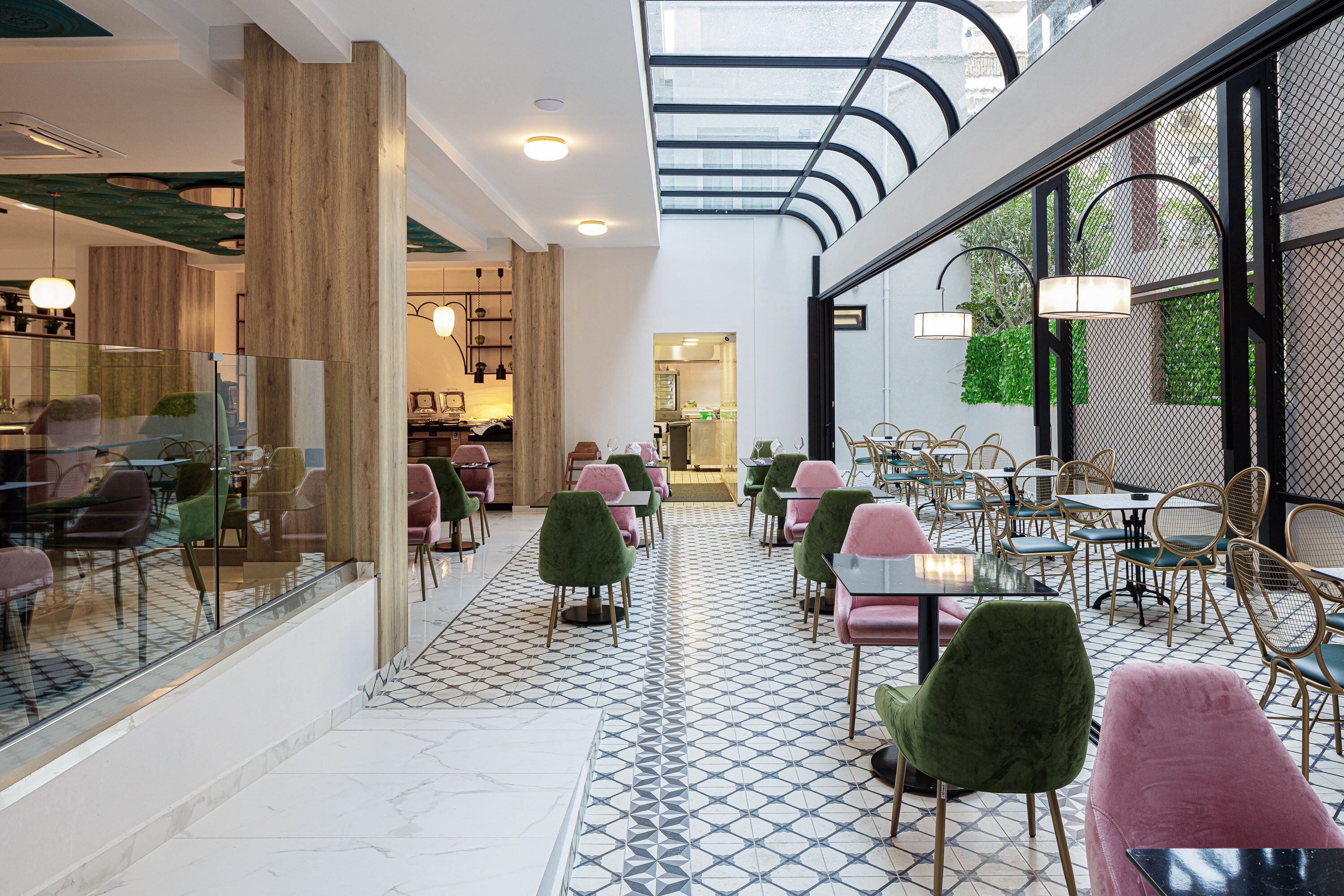 Frukost och middag serveras