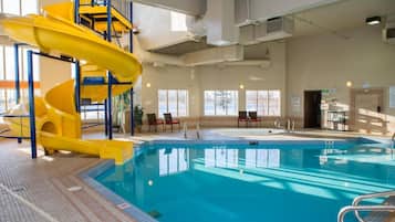 من حمّامات السباحة المغطاة