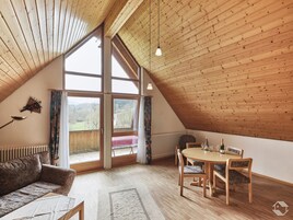 Caja de seguridad en la habitación, muebles diferentes y escritorio 