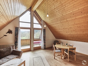 Comfort-kattohuoneisto | Tallelokero huoneessa, yksilöllisesti kalustettu, työpöytä