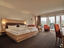 Caja de seguridad en la habitación, muebles diferentes y escritorio 