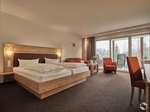 Kahden hengen deluxe-huone, esteetön | Tallelokero huoneessa, yksilöllisesti kalustettu, työpöytä