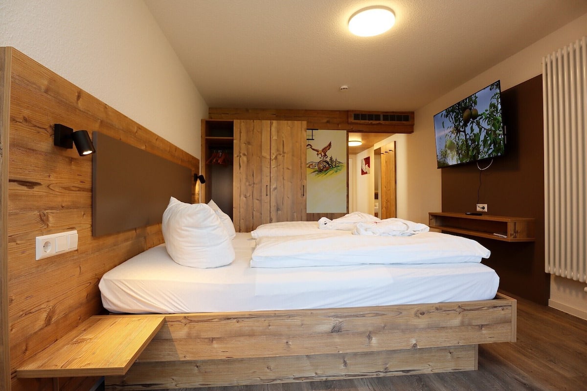 In-room safe, individually furnished, desk, laptop workspace