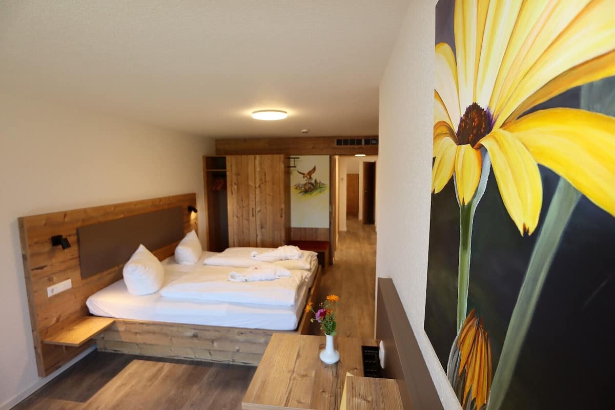 ห้องดีลักซ์สำหรับสี่ท่าน, 2 ห้องนอน, วิวภูเขา | ตู้นิรภัยในห้องพัก, โต๊ะทำงาน, พื้นที่ทำงานแบบใช้แล็ปท็อป, ผ้าม่านกันแสง