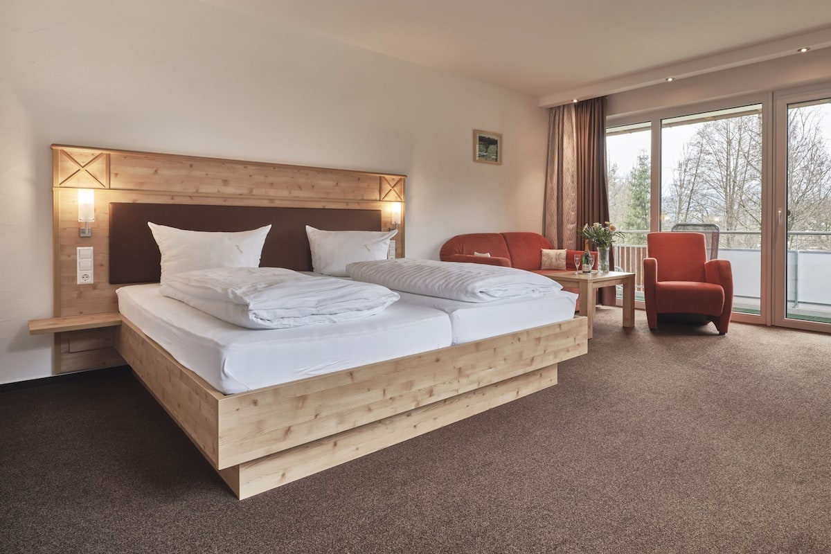 Deluxe Quadruple Room, 2 Bedrooms | In-room safe, individually furnished, desk, laptop workspace