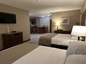 Deluxe Room, 2 Queen Beds, Kitchenette