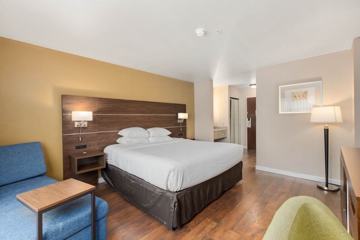 Premium bedding, pillowtop beds, in-room safe, desk