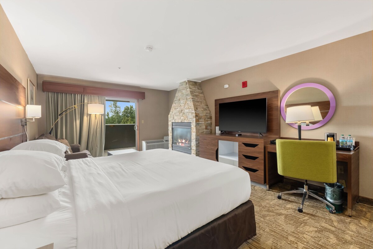 Premium Room, 1 King Bed, Jetted Tub | Premium bedding, pillowtop beds, in-room safe, desk