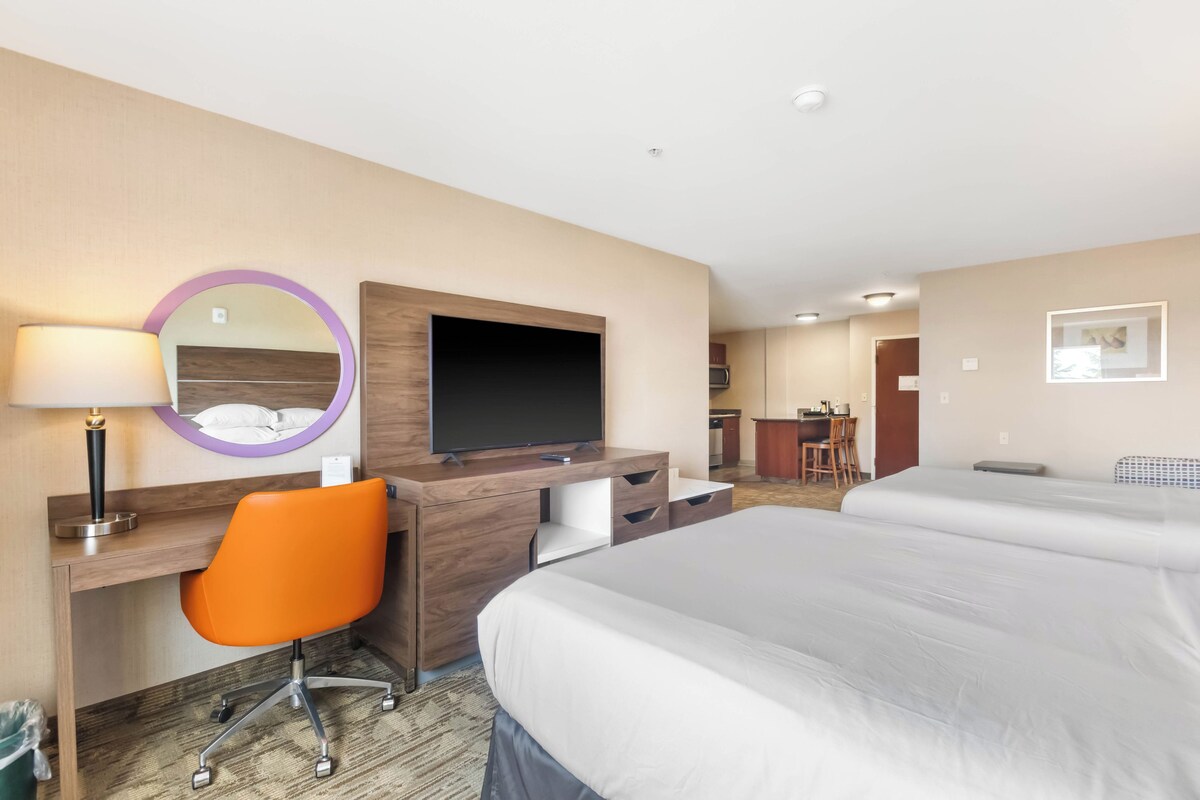 Deluxe Room, 2 Queen Beds, Kitchenette | Premium bedding, pillowtop beds, in-room safe, desk