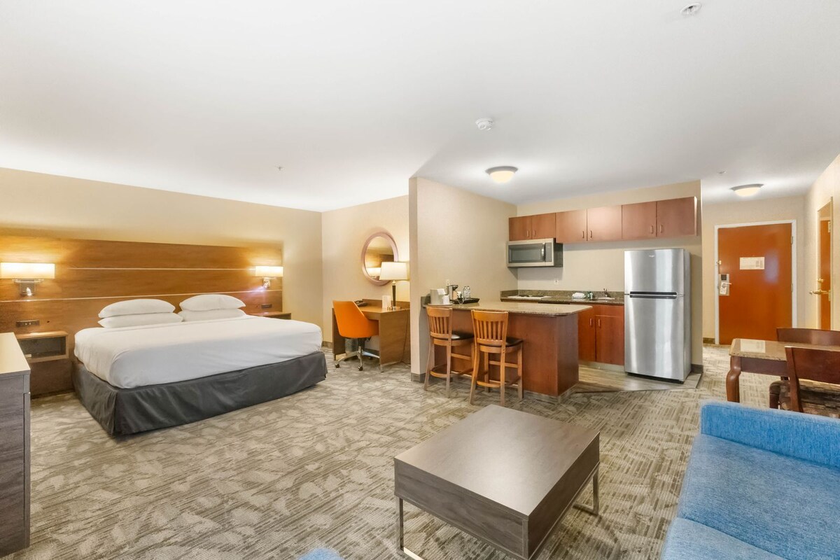Deluxe Room, 1 King Bed, Kitchenette | Premium bedding, pillowtop beds, in-room safe, desk