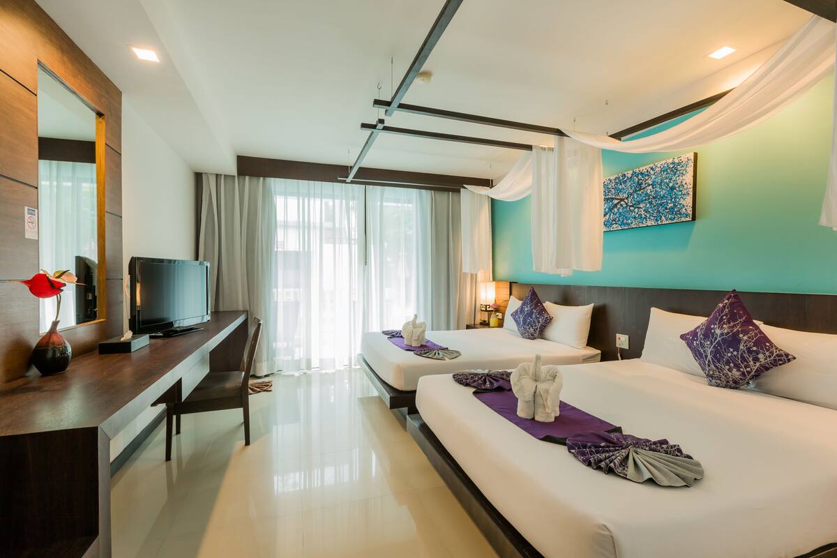 Deluxe Room | Minibar, in-room safe, desk, laptop workspace