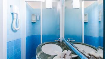 淋浴設備、淋浴花灑、免費盥洗用品、吹風機