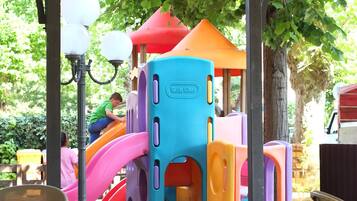 Area giochi per bambini (all'aperto)