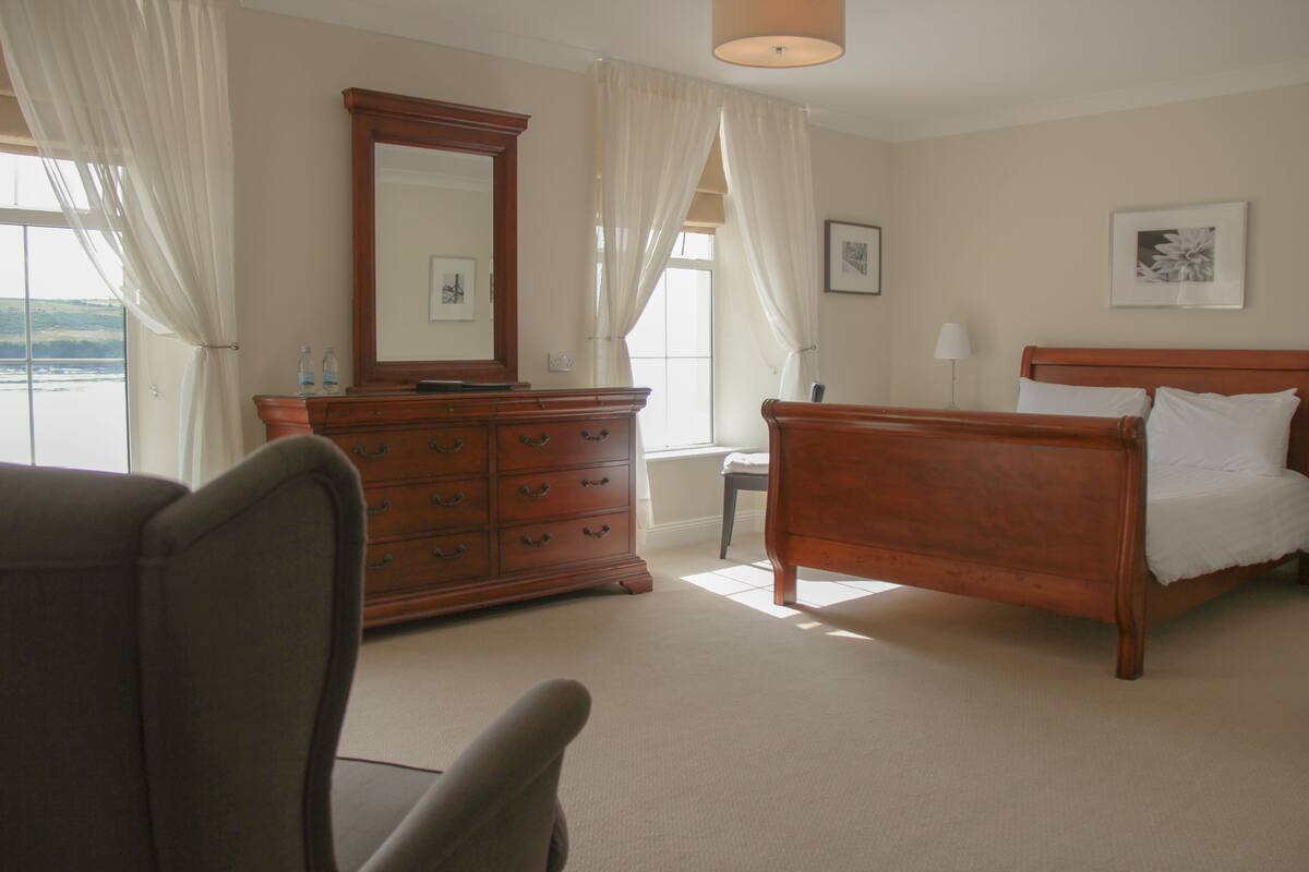 Junior Suite, 1 King Bed, Sea View | Iron/ironing board (on request), WiFi (free), individually decorated