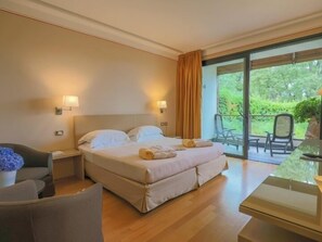 Suite | Minibar, safe på rommet, skrivebord og skrivebord for bærbar PC