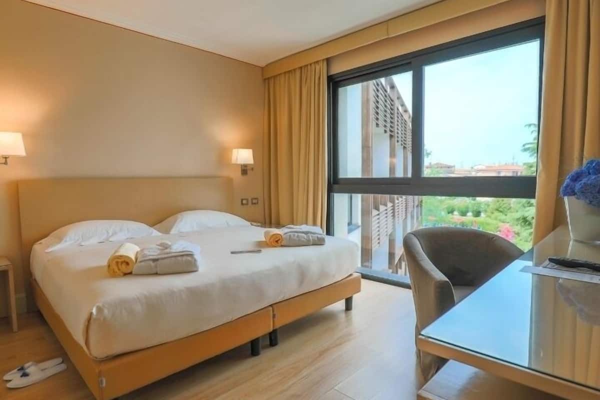 economy double room | 1 bedroom, minibar, in-room safe, desk