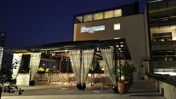 Fassade der Unterkunft – Abend/Nacht
