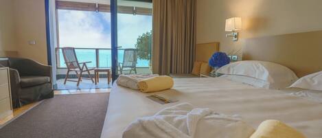 Doppia panoramica, balcone, vista lago | 1 camera, minibar, una cassaforte in camera, una scrivania